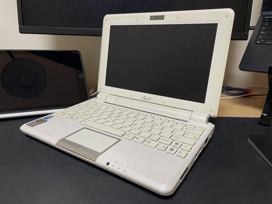 두껍고 작은 Asus Eee PC 1000HE 넷북.